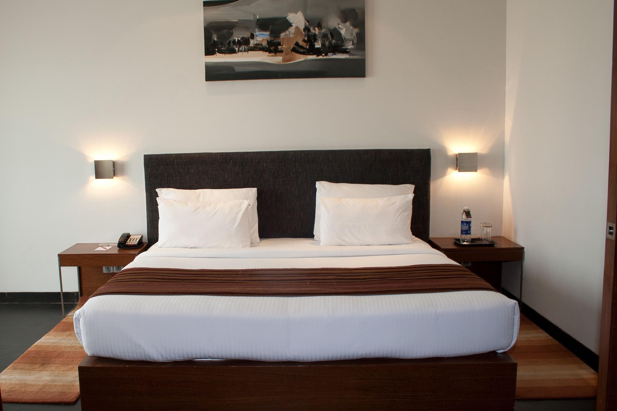 Hotel Parc Estique Пуна Экстерьер фото
