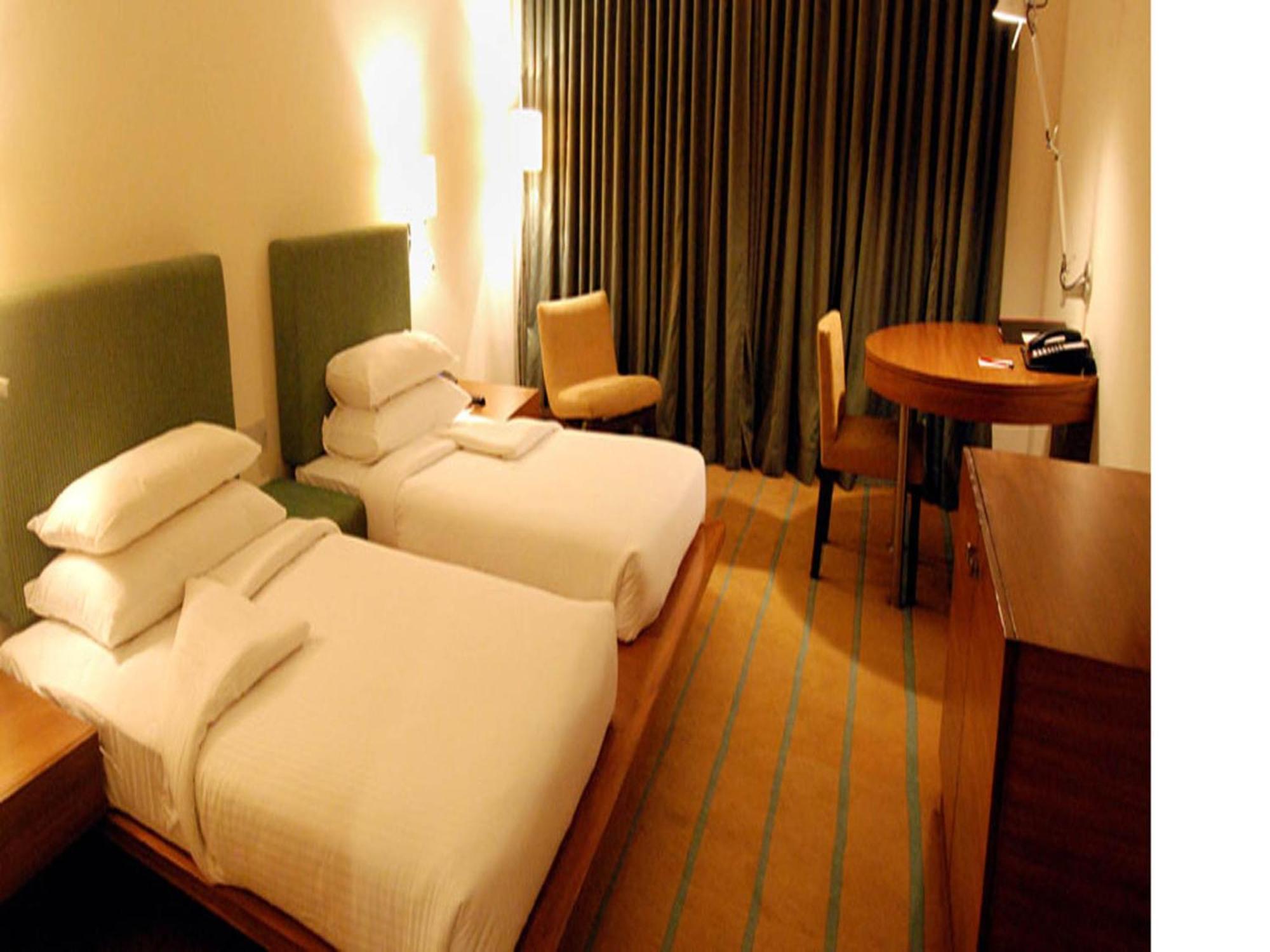 Hotel Parc Estique Пуна Экстерьер фото