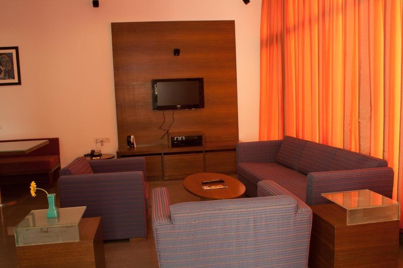 Hotel Parc Estique Пуна Экстерьер фото